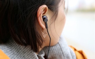 央视科普：坐地铁公交长时间戴耳机或损伤听力 你会吗？