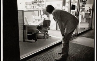 纪念乔布斯 68 岁冥诞，Steve Jobs Archive 分享 1984 年旧照：乔布斯弯身观察 Macintosh 使用情况