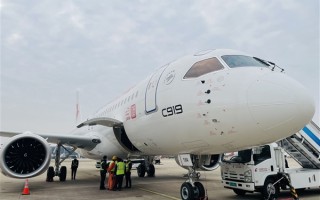 东航全球首架C919国产大飞机抵达成都：被“水门”仪式迎接