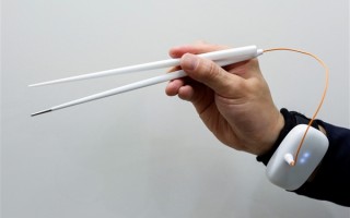 曾开发可以舔的电视：日本研究人员推出增强咸味的筷子