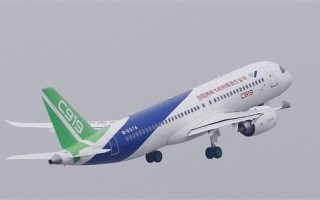 C919大飞机完成取证试飞 国产客机有多重要？20年内价值超2万亿