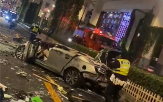 上海一轿车冲下数十米高架：车顶塌陷、摔成铁饼