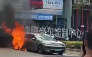 小鹏P7当街爆燃起火：原因暂未知