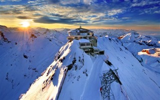 “雪道尽头是骨科”引热议 专家科普：冰雪运动千万注意热身、循序渐进