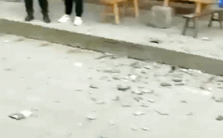 直击四川雅安6.1级地震灾后现场：已致4死 均系被飞石砸中