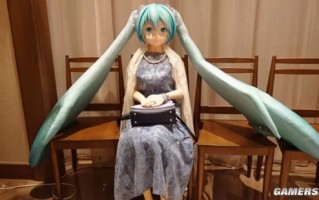 和初音未来结婚4年的日本男子晒出纪念照 网友：感觉比我幸福