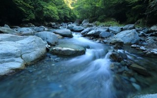 景区抽水8小时打捞游客手机 网友：早泡坏了值吗？