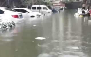 网友晒徐州暴雨画面：雨水倒灌车库多辆车被淹 已升级红色预警