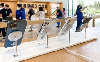 Apple Store 采用全新 MagSafe 展示架，悬空展示 iPhone