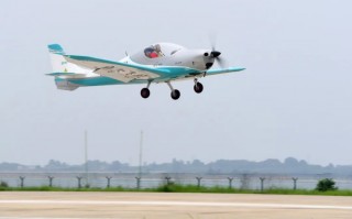 湖北首款全碳纤维复合材料轻型飞机首飞成功：整机结构件国产化率达 100%