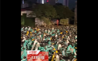 南京一地铁口被大量共享单车堵死 密密麻麻场面壮观：大家应文明骑行规范停车