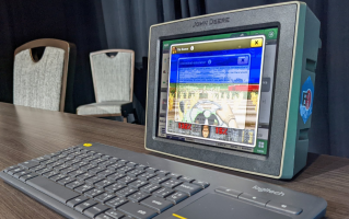 为了反对农机企业垄断，黑客入侵了拖拉机系统玩《DOOM》