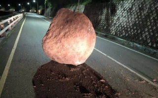 中国台湾发生79起地震！10吨巨石整个掉落地面 封锁车道