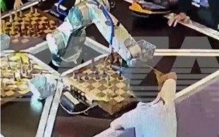 男孩因下棋犯规被机器人折断手指 主办方回应：机器人将继续使用