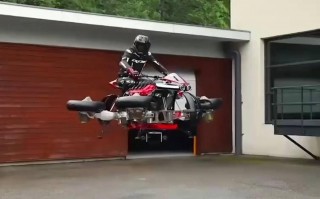 法国公司Ludovic Lazaret生产了一款飞行摩托【在空中骑摩托飙车】