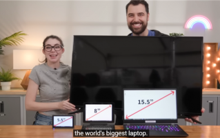 美女主播DIY全球最大笔记本：43英寸屏幕、90斤重 玩游戏看片太爽