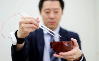 日本研发新神器电子筷子 电流刺激太直接：网友围观 原谅邪恶了