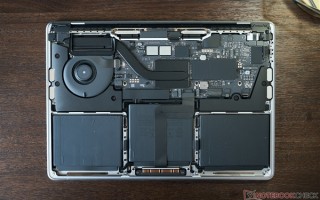 M2版MacBook Pro迎来首拆：延续M1时代布局方案