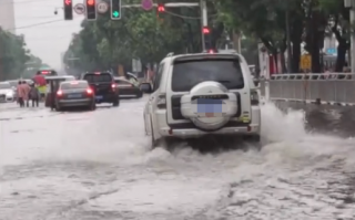 实拍郑州暴雨：多地街道出现积水 已升级暴雨橙色预警