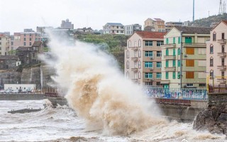 台风轩岚诺逼近 台州海岸边掀10米巨浪 网友拍下震撼画面