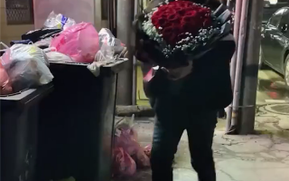 男子垃圾桶旁捡玫瑰送妻子 网友佩服：都是过日子的人