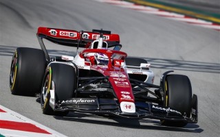 中国首位F1赛车手：周冠宇战车亮相 车号24致敬科比